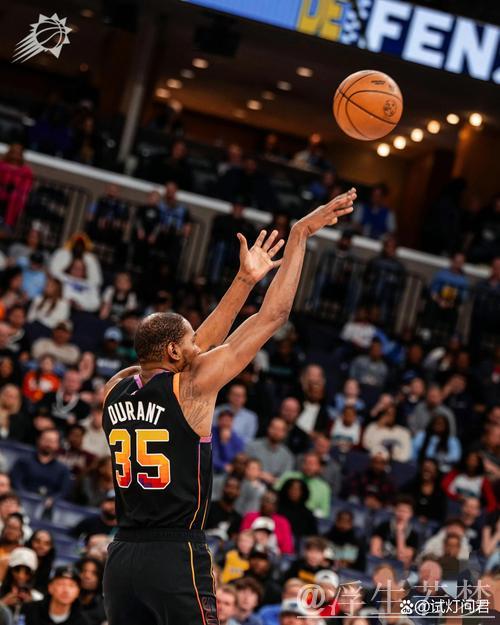 琼斯横传助攻,杜兰特正中三分得手 琼斯横传助攻,杜兰特正中三分得手