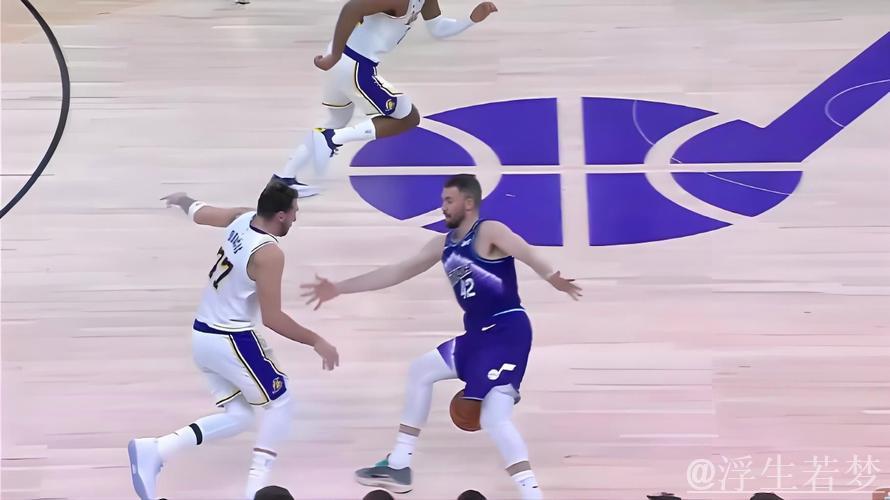 东契奇妙传助攻 海斯空接炸筐